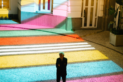 Daniel Buren - Escala colorida para Copacabana Palace, trabalho <i>in situ</i>, 2023-2024