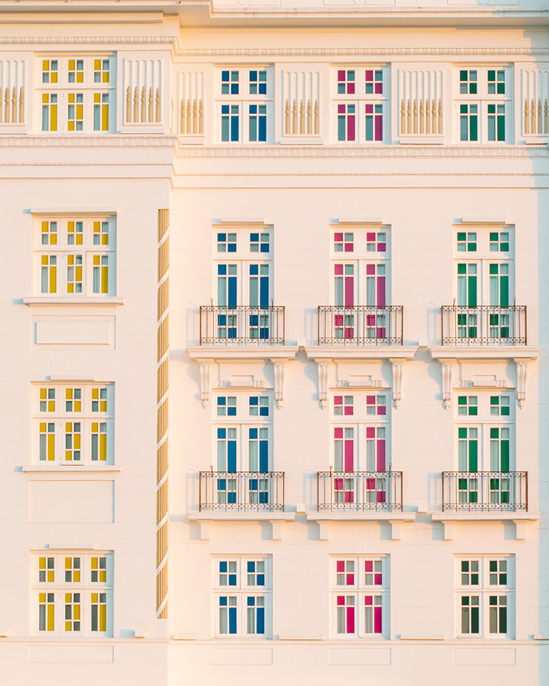 Daniel Buren - Escala colorida para Copacabana Palace, trabalho <i>in situ</i>, 2023-2024